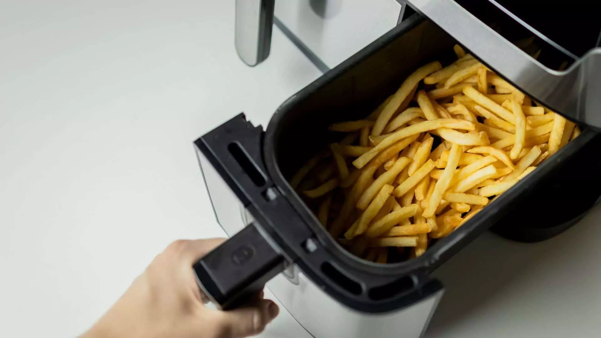 Se você possui uma air fryer, NUNCA faça isso! Guia Região dos Lagos 5 Dicas de cuidado para air fryer
