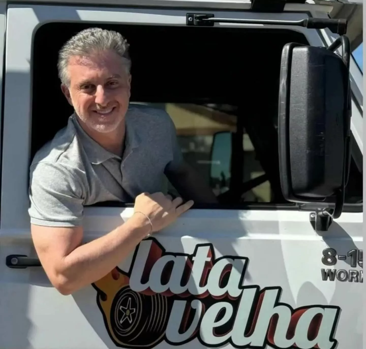 Luciano Huck grava quadro "Lata Velha" em Rio das Ostras