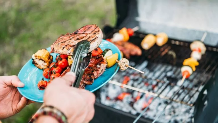 A técnica perfeita de churrasco na brasa para ter o sabor defumado perfeito