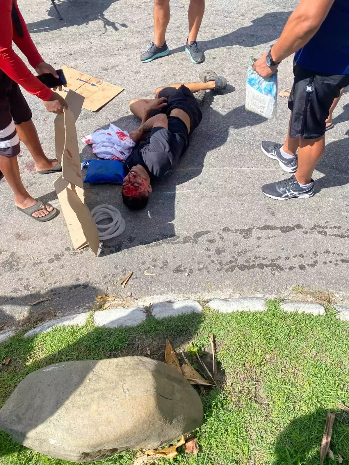 Acidente grave entre moto e carro deixa uma pessoa ferida em Armação dos Búzios