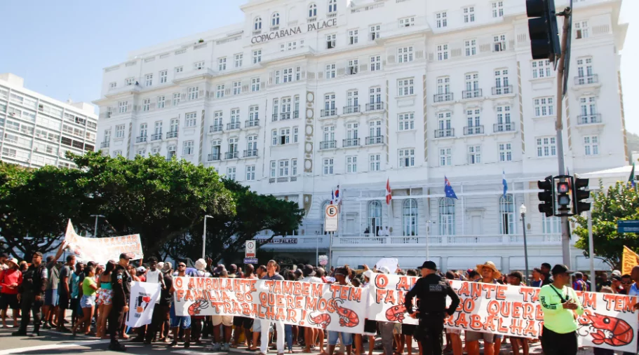 Camelôs realizam manifestação contra proibições nas praias: 'Só queremos trabalhar'