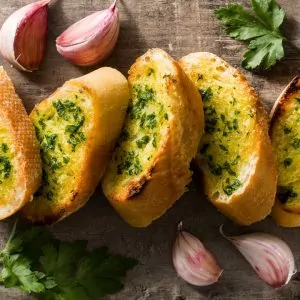 Como fazer pão de alho recheado com queijos e surpreender seus convidados