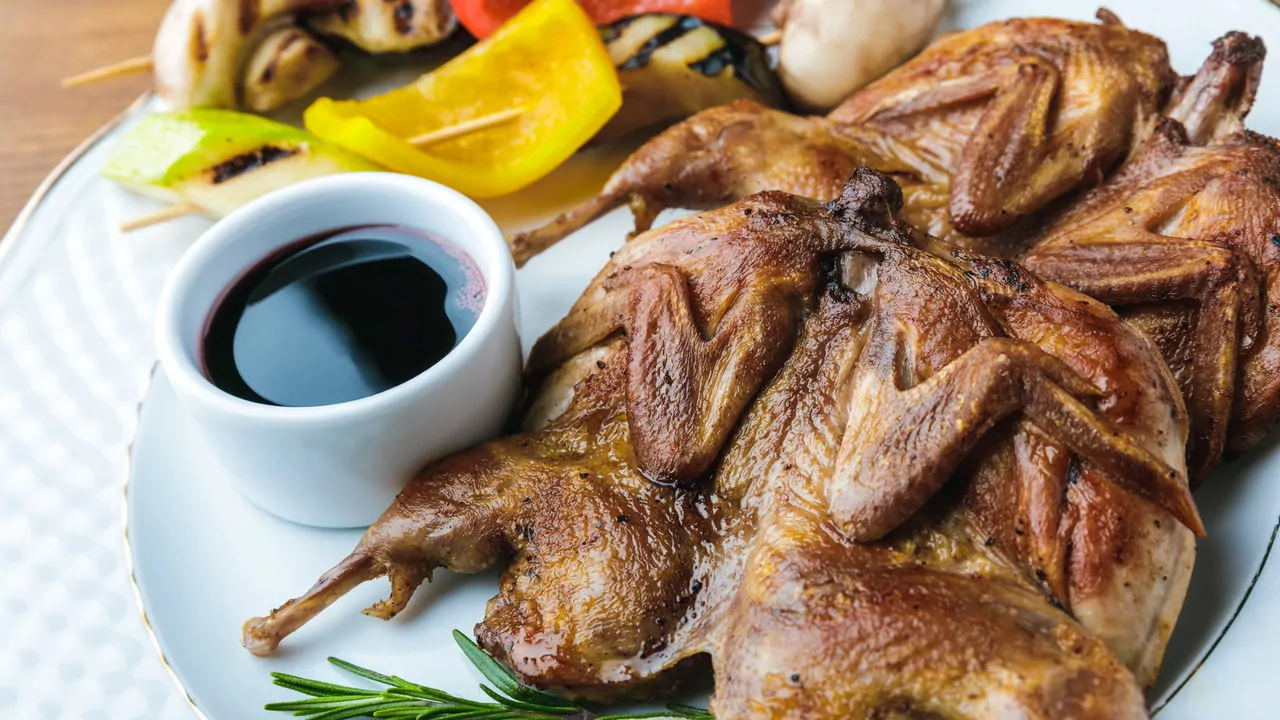 Como fazer um churrasco completo usando só frango — do espeto à sobremesa