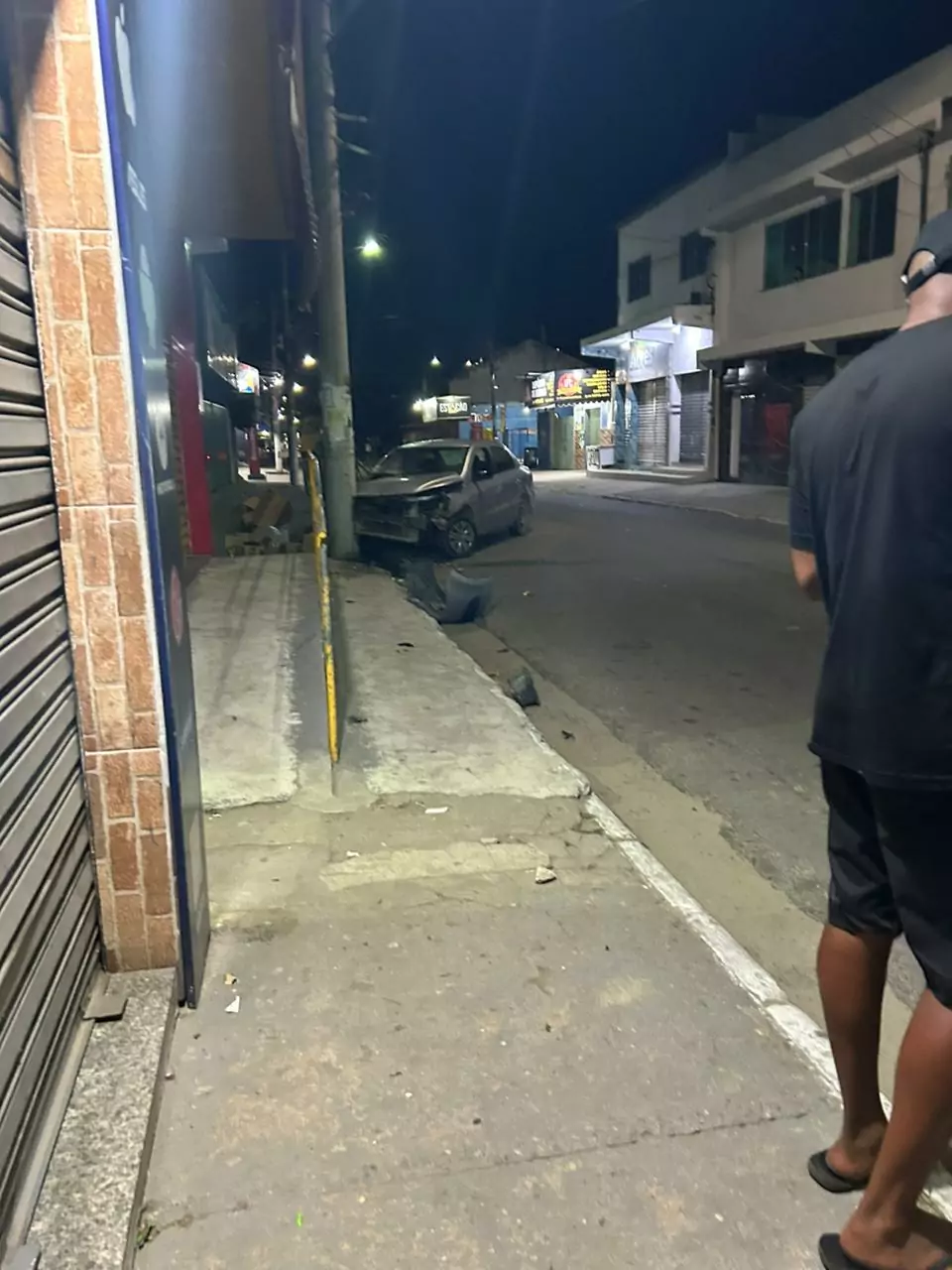Embriagado, motorista perde o controle e atinge muro em Cabo Frio