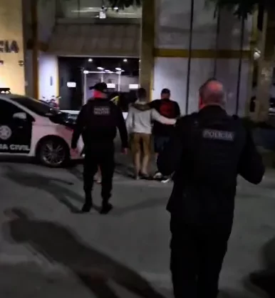 Filho de empresário em Cabo Frio é vítima de sequestro-relâmpago após colisão de trânsito em Cabo Frio; criminosos levaram o carro e exigiram pagamento