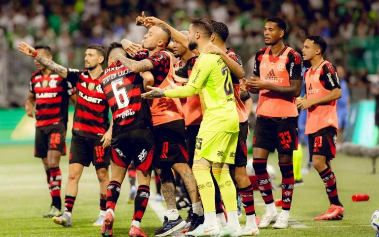 Flamengo vence o Palmeiras fora de casa e encosta na liderança do Brasileirão