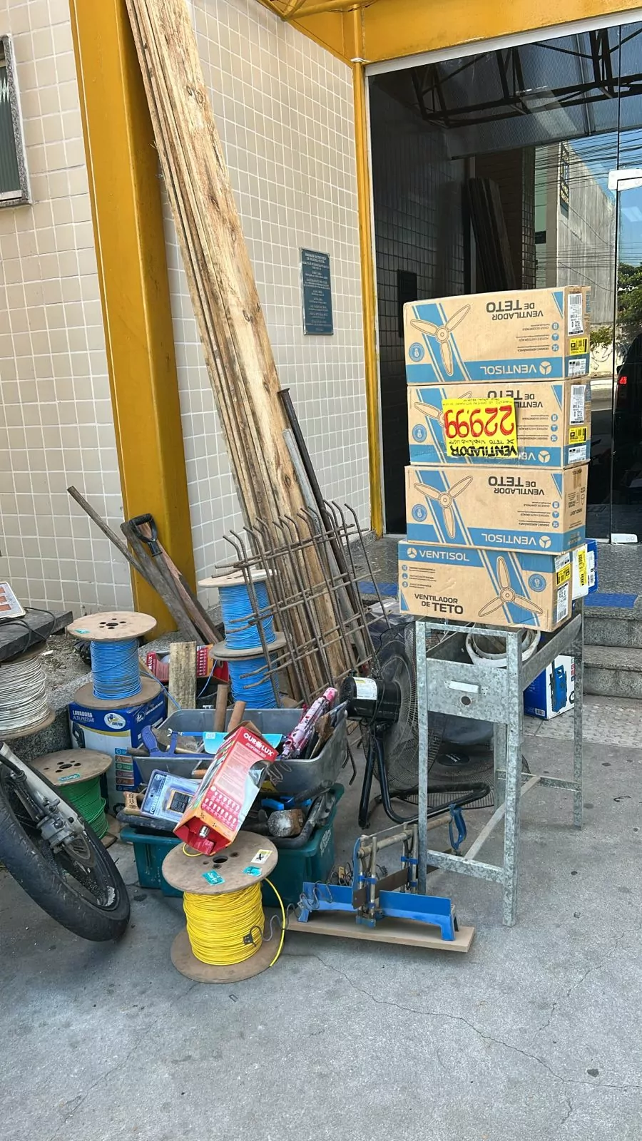 Guarda Municipal de Cabo Frio prende homem em flagrante e recupera R$ 50 mil em materiais furtados de depósito da Mega Brasil