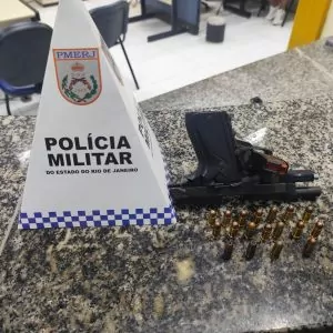 Homem é preso por porte ilegal de arma durante abordagem da PM na RJ-106, em Iguaba Grande