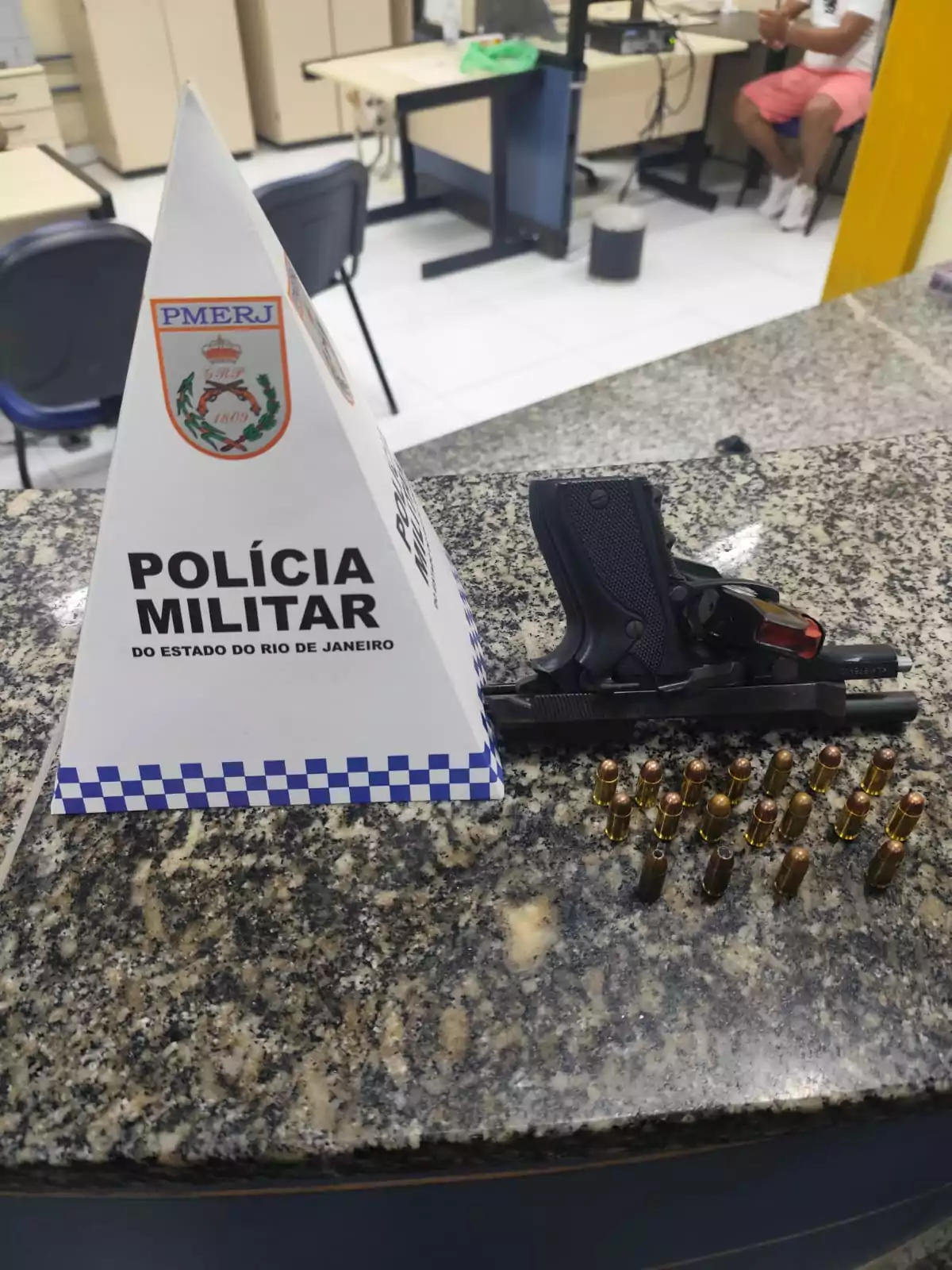 Homem é preso por porte ilegal de arma durante abordagem da PM na RJ-106, em Iguaba Grande