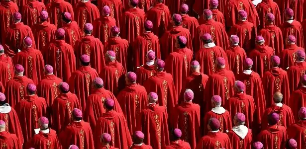 Cardeais acompanham o funeral do papa Francisco na Praça São Pedro