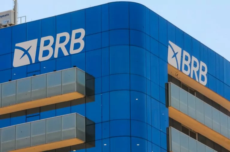 Justiça do DF bloqueia venda do Banco Master ao BRB