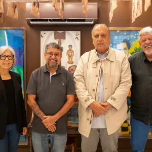 Prefeito de Piraí visita Maricá para conhecer políticas públicas e o Museu Casa Darcy Ribeiro