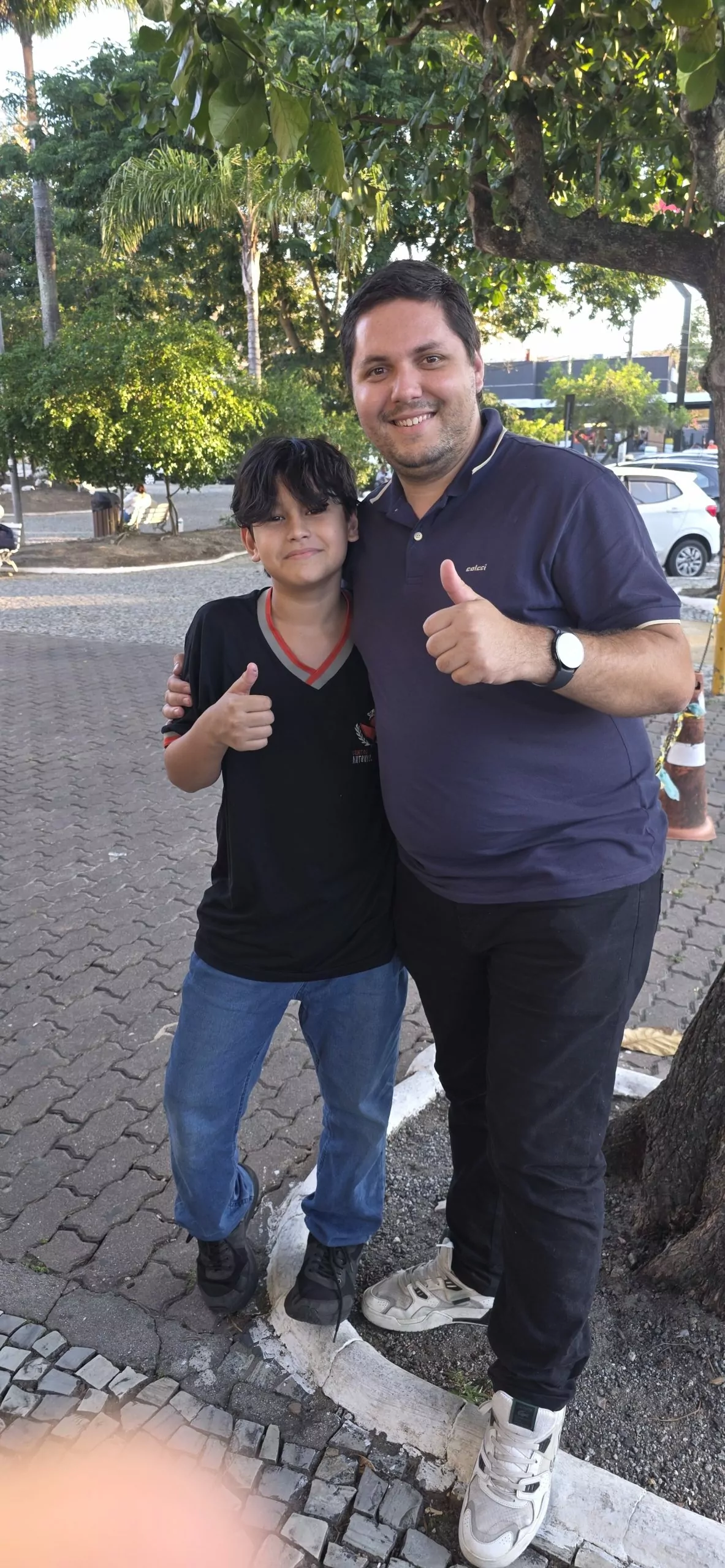 Menino de 11 anos de Cabo Frio reconhece trabalho do RLagos Notícias e declara ser super fã no Centro da cidade