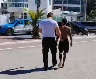 O MAR É PRA PEIXE, NÃO PRA TRAFICANTE: Adolescente é capturado com drogas após tentativa de escapar da polícia pelo mar, em Arraial