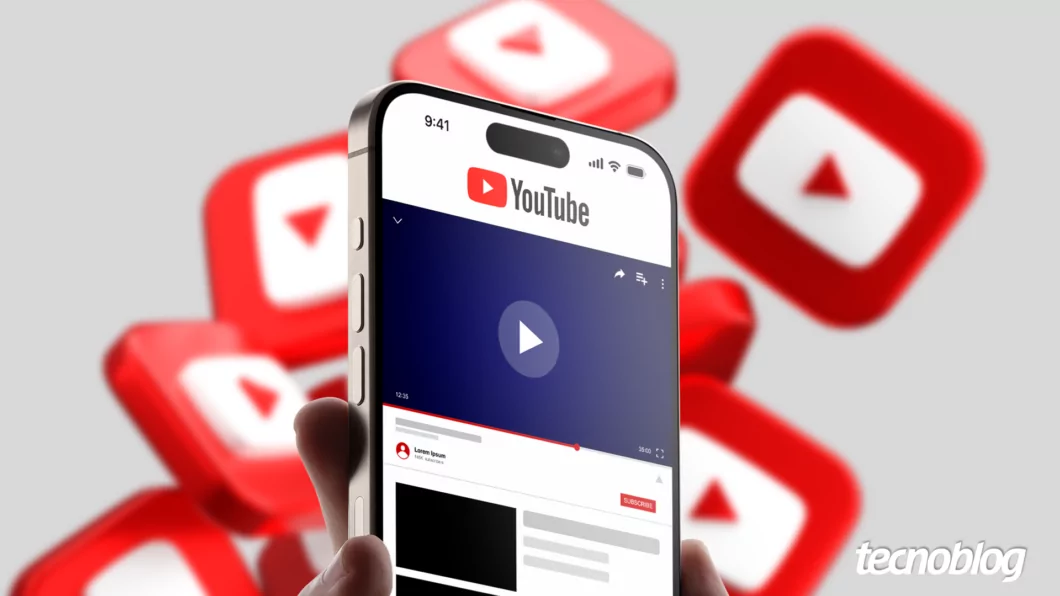 Mão segurando um celular que mostra o YouTube