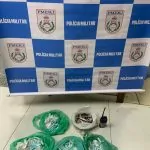 Polícia apreende drogas e rádio transmissor abandonados por traficantes no Reserva do Peró, em Cabo Frio