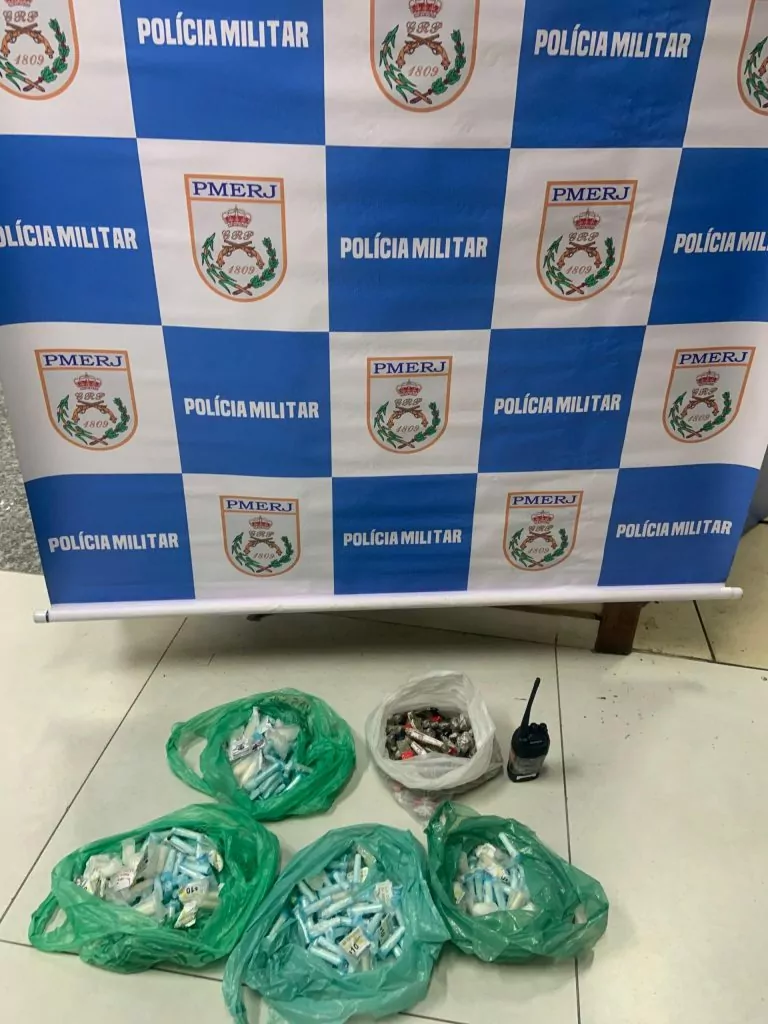 Polícia apreende drogas e rádio transmissor abandonados por traficantes no Reserva do Peró, em Cabo Frio