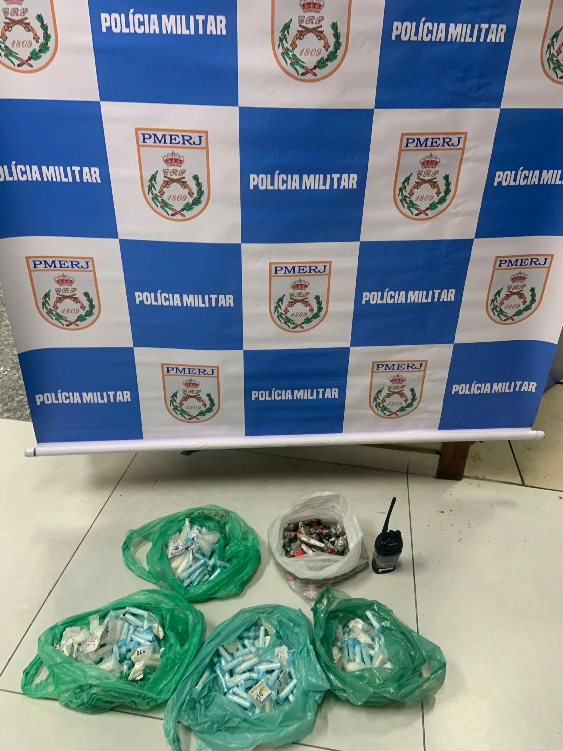 Polícia apreende drogas e rádio transmissor abandonados por traficantes no Reserva do Peró, em Cabo Frio