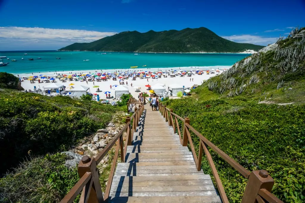 Pontal do Atalaia, em Arraial do Cabo, é eleita uma das 50 praias mais lindas do mundo