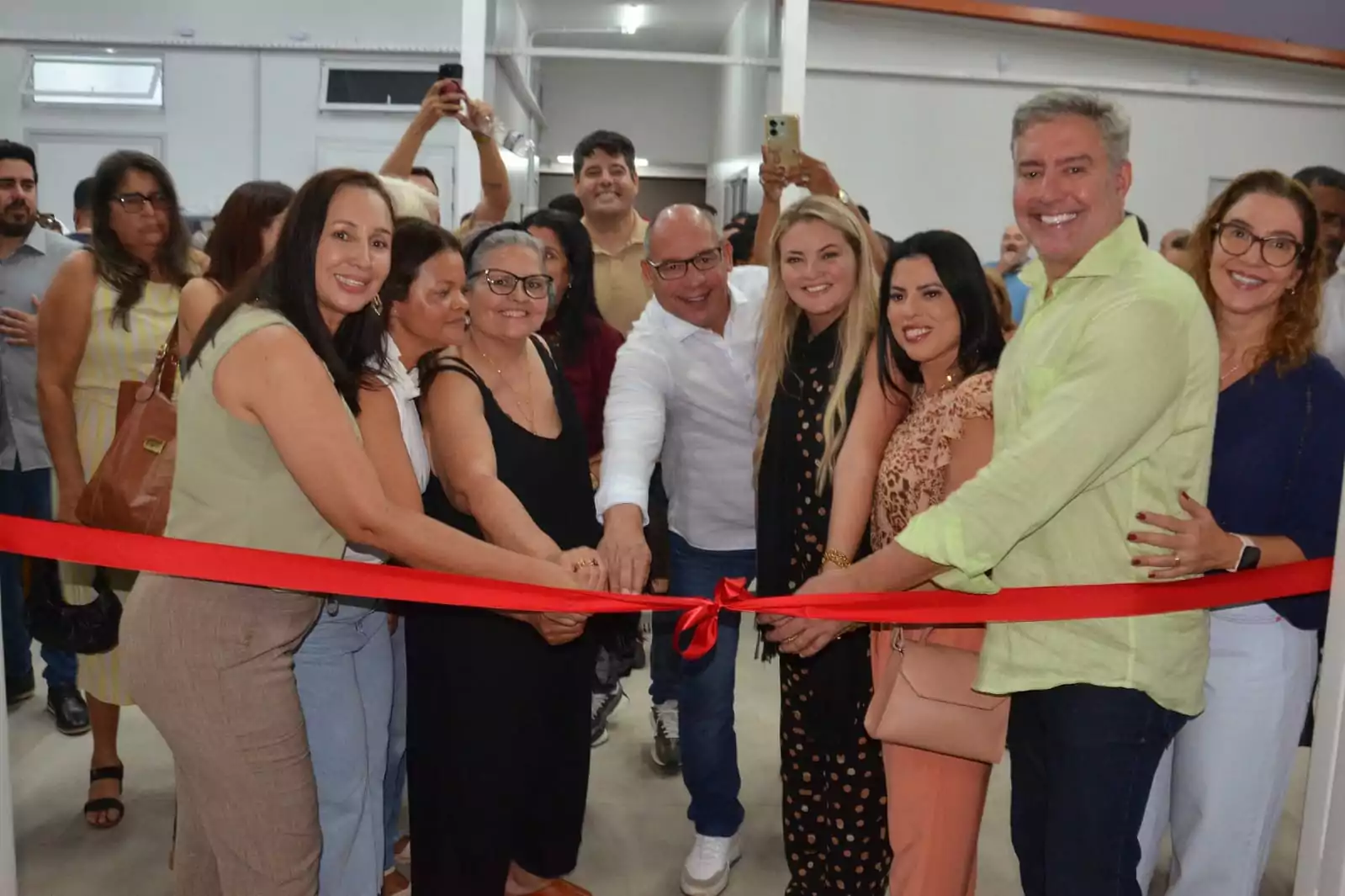 Prefeito Marcelo Magno e o secretário de Educação Bernardo Alcântara inauguram unidade com estrutura moderna e atendimento integral no bairro Pernambuca, em Arraial do Cabo.