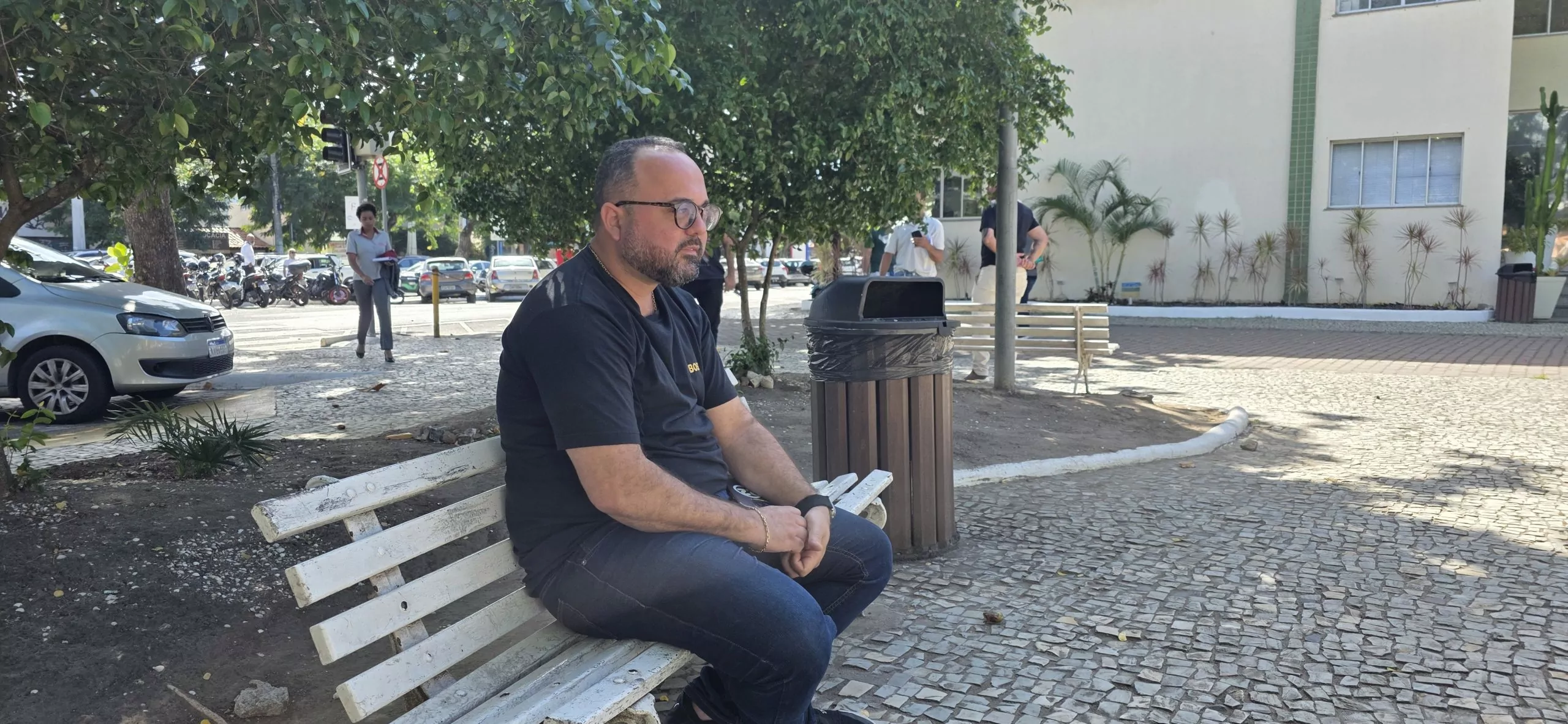 Secretário de Governo Victor Escapini realiza atendimento inédito à população na Praça de Cabo Frio