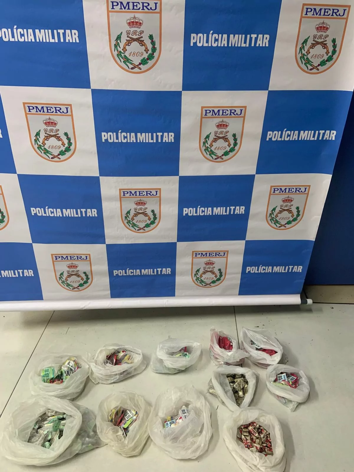 Traficante com sete anotações na polícia é preso com mais de 400 drogas no Rainha da Sucata, em Cabo Frio