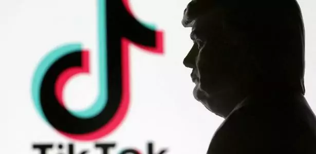 Ilustração mostra boneco de Donald Trump e logo do TikTok