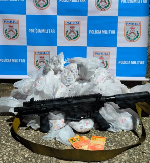 VÍDEO: Traficante do Complexo do Alemão é preso com fuzil e quase 5 mil pedras de crack na Via Lagos em São Pedro da Aldeia