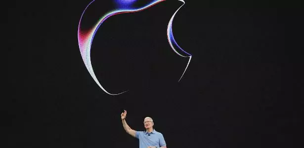 Tim Cook, CEO da Apple, gesticula durante apresentação da WWDC 2023, conferência anual para desenvolvedores organizada pela empresa em Cupertino, na Califórnia (EUA)