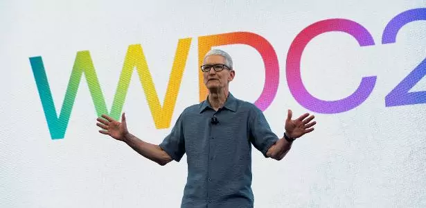 Tim Cook, CEO da Apple, durante apresentação da WWDC 2025, a conferência de desenvolvedores da companhia