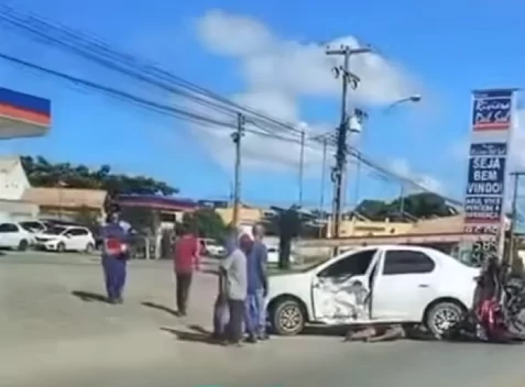 Batida entre carro e moto deixa um morto na RJ-106 em Iguaba Grande