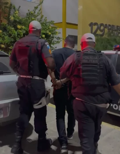 CPRv prende homem com pistola e carro roubado após tentar fugir de blitz na RJ-106, em Iguaba Grande
