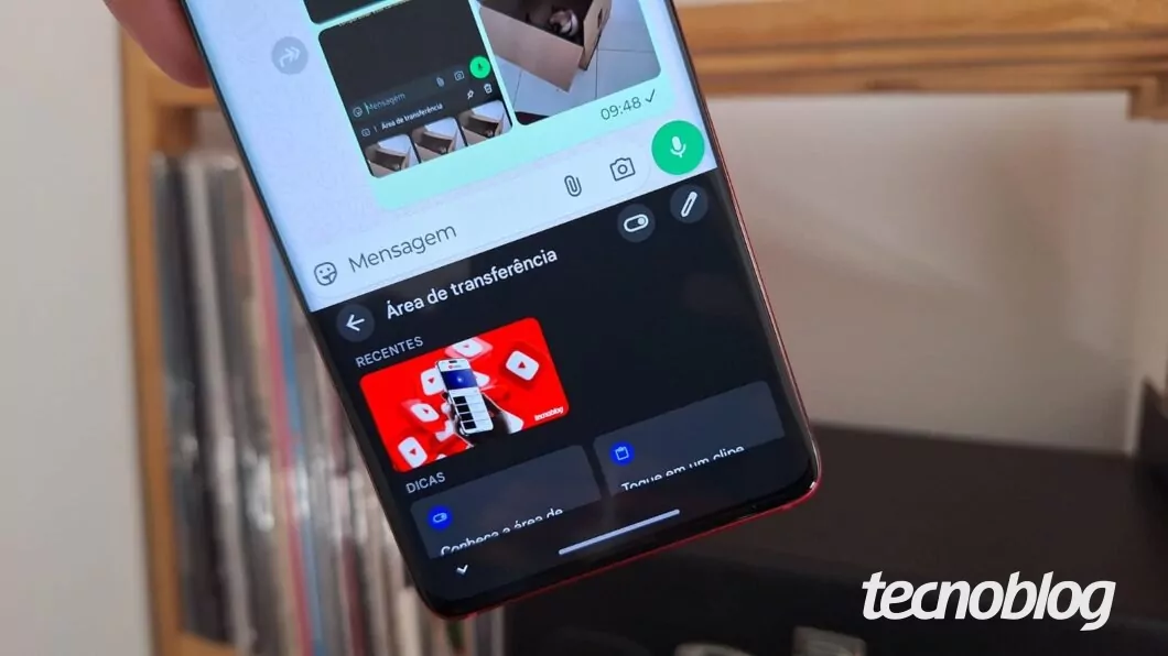 Imagem de um celular mostrando a área de transferência do teclado virtual Gboard