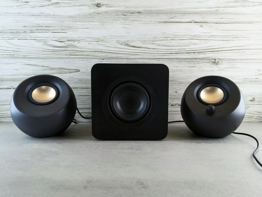 Conjunto de caixas de som com um alto-falante subwoofer no centro
