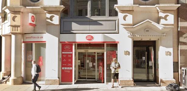 Agência do Post Office, os correios britânicos, em Londres