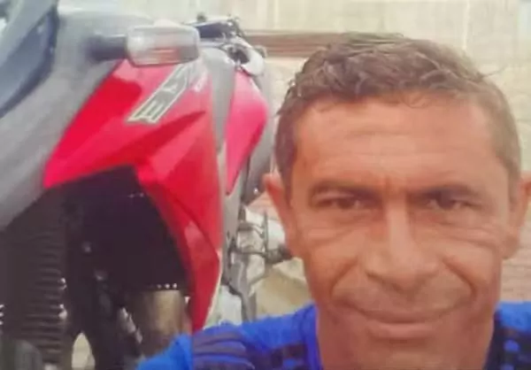 Identificado no IML corpo de motociclista que morreu após colidir com ponto de ônibus recém-construído na RJ-140, em São Pedro da Aldeia