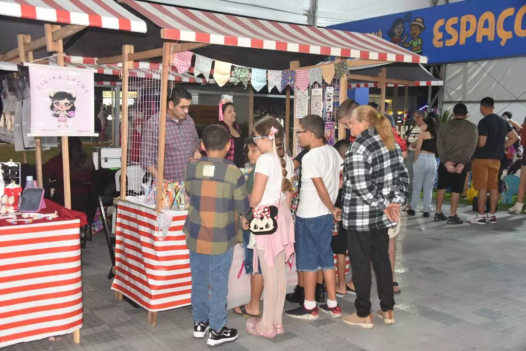 Clima de festa junina toma conta da Barra na abertura do Arraiá de Maricá 2025