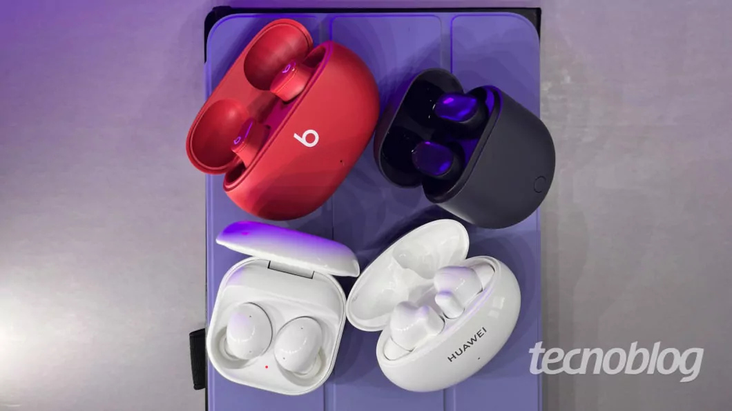 Fones Bluetooth Beats Studio Buds, Redmi Buds 3 Pro, Samsung Galaxy Buds 2 e Huawei FreeBuds 4i (Imagem: Darlan Helder/Tecnoblog)
