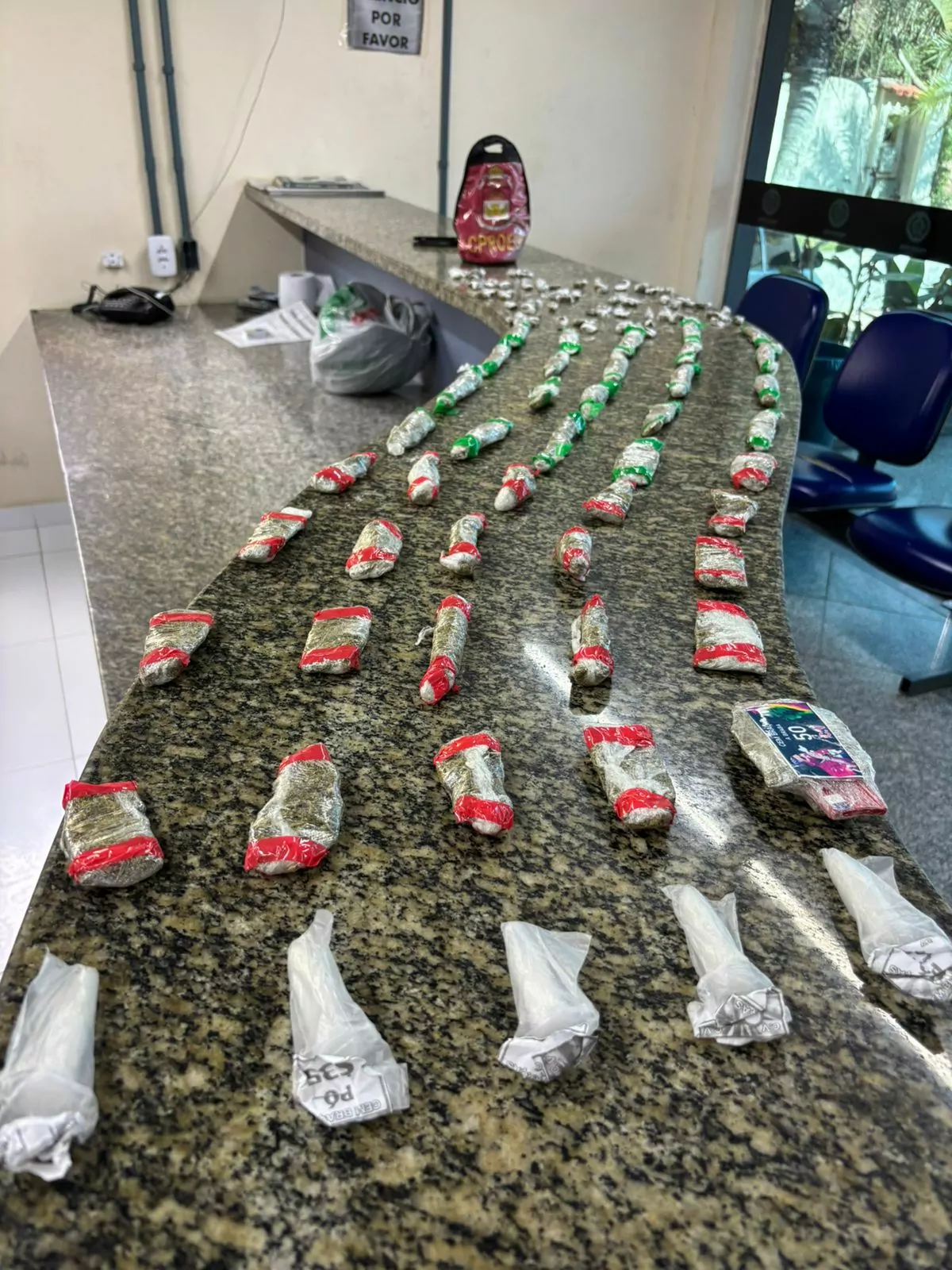 PM apreende drogas após suspeito fugir durante patrulhamento em Búzios