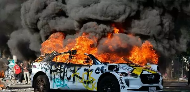 Carro autônomo da Waymo pega fogo durante protestos anti-Trump em Los Angeles, na Califórnia (EUA)