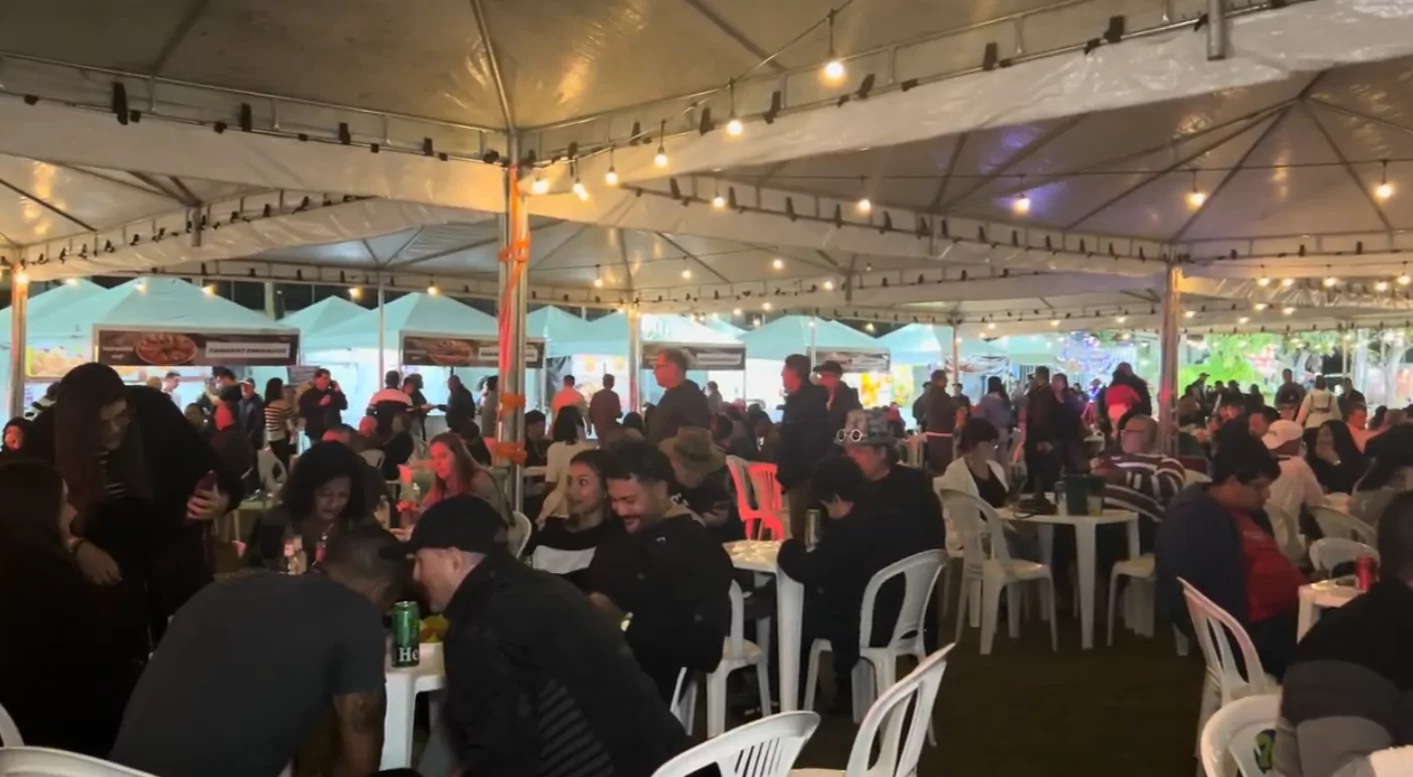 Festival do Camarão começa em Cabo Frio com grande público na Praia do Siqueira apesar do frio