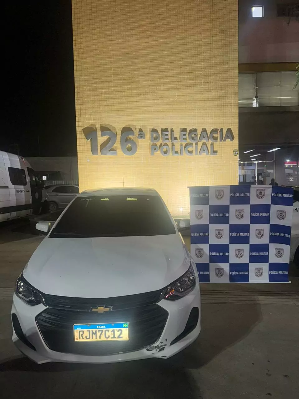 Polícia apreende carro clonado na RJ-140 em Cabo Frio; veículo constava como roubado e usava placa de outro Ônix