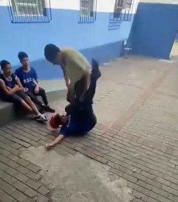Adolescente é flagrada com possível canivete antes de briga em escola de Cabo Frio; Novo vídeo revela outro lado da história