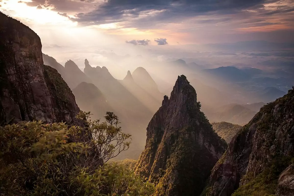 Formações rochosas e o pico Dedo de Deus ao fundo, no Parque Nacional da Serra dos Órgãos, RJ