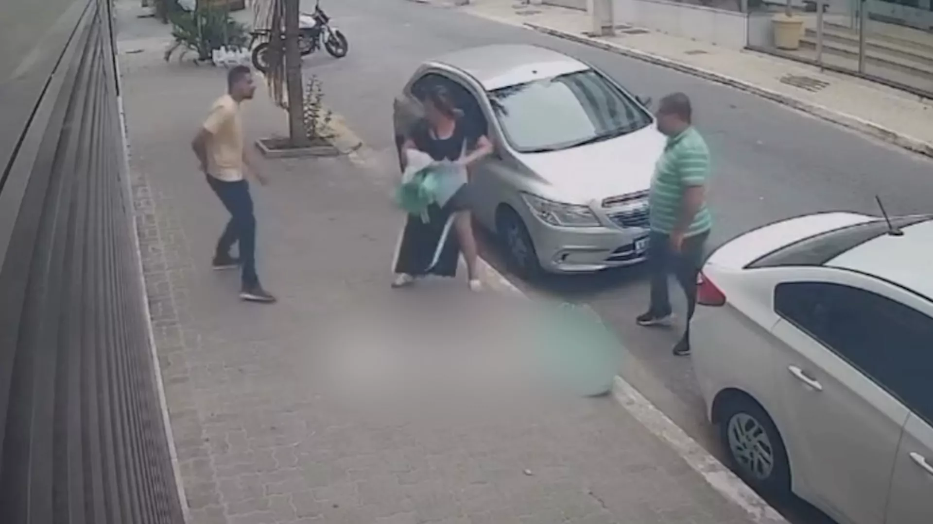 VÍDEO: Tentativa de assalto à luz do dia no centro de Cabo Frio termina com fuga após reação de vítimas
